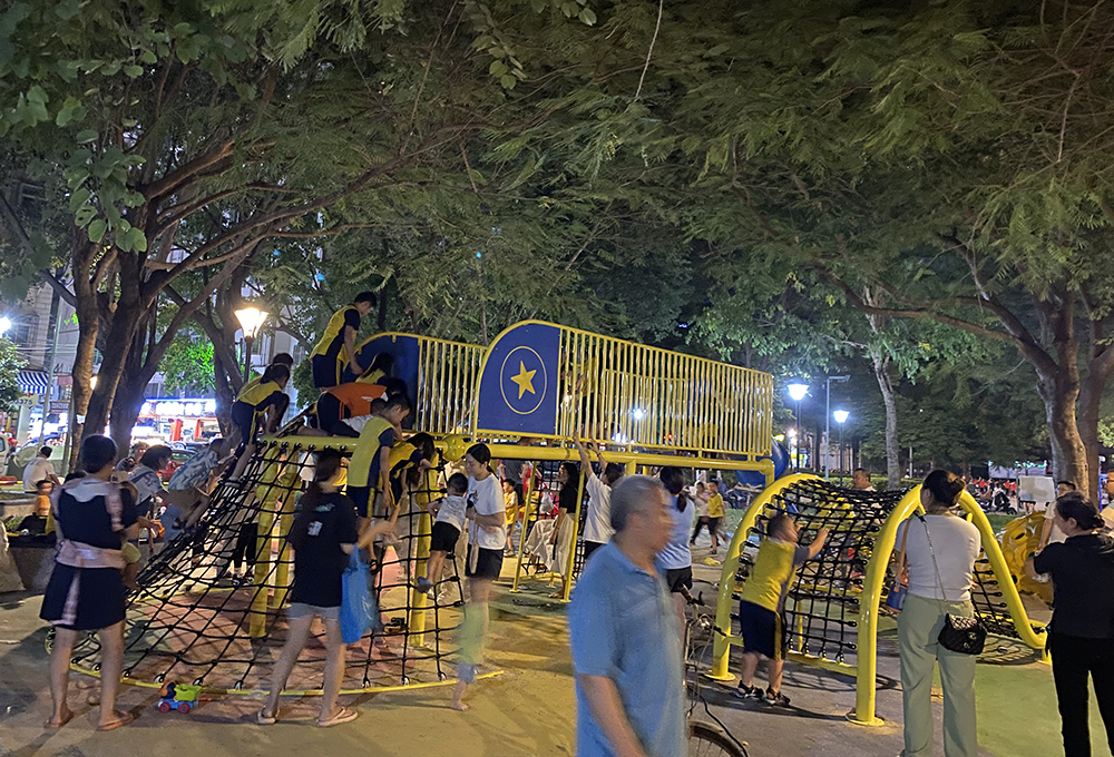 大型爬网不锈钢滑梯