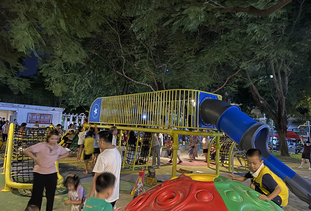 大型爬网不锈钢滑梯