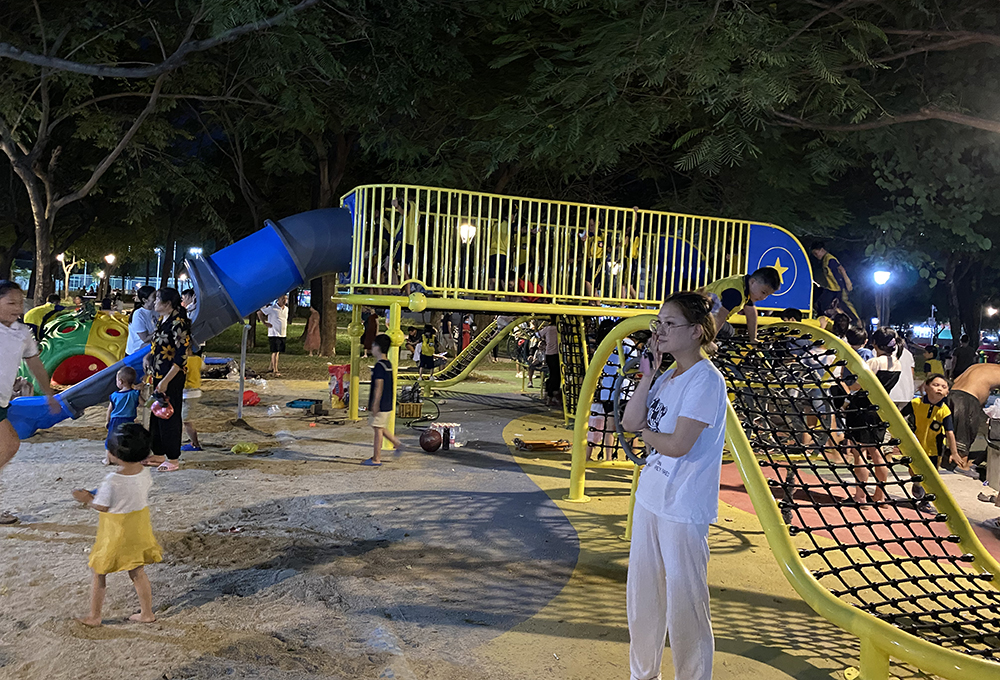 大型爬网不锈钢滑梯