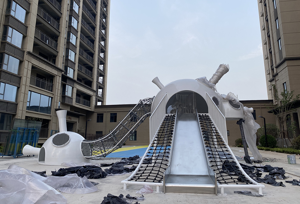 非标不锈钢滑梯太空舱